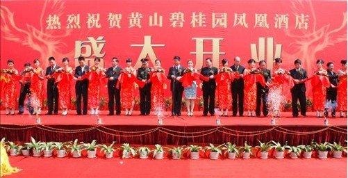 蓝湖郡西岸湖滨栈道升级改造今日剪彩 多彩表演活动锦上添花